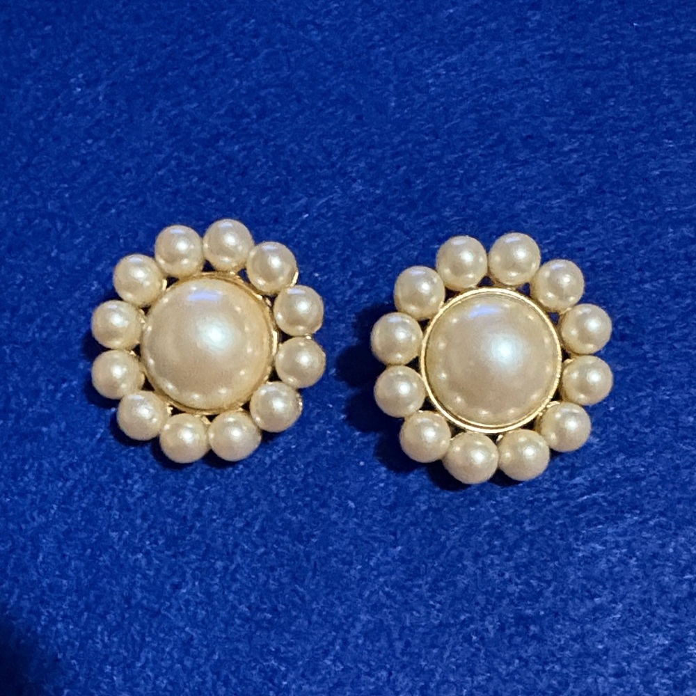 Vintage 1980’s Ann Taylor Gold Pearl Cluster clip-on Earrings